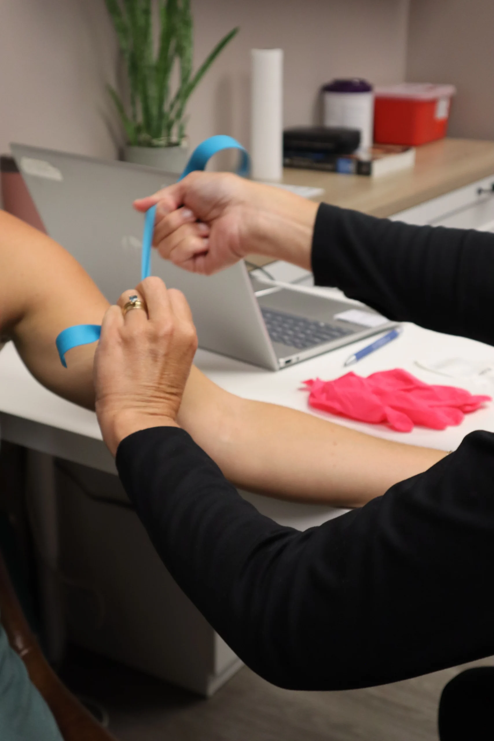Stat blood draw services Washington DC, phlebotomist applying tourniquet for a same day blood draw